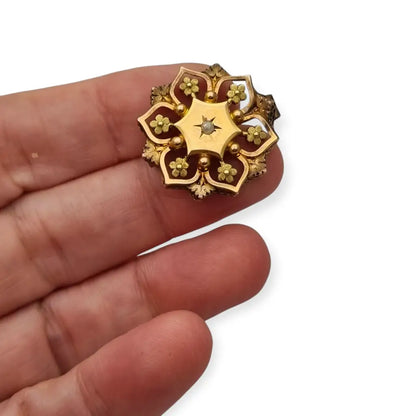 Broche francés vintage de oro FIX con diseño floral calado y una perla central