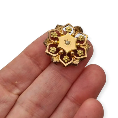 Broche francés vintage de oro FIX con diseño floral calado y una perla central