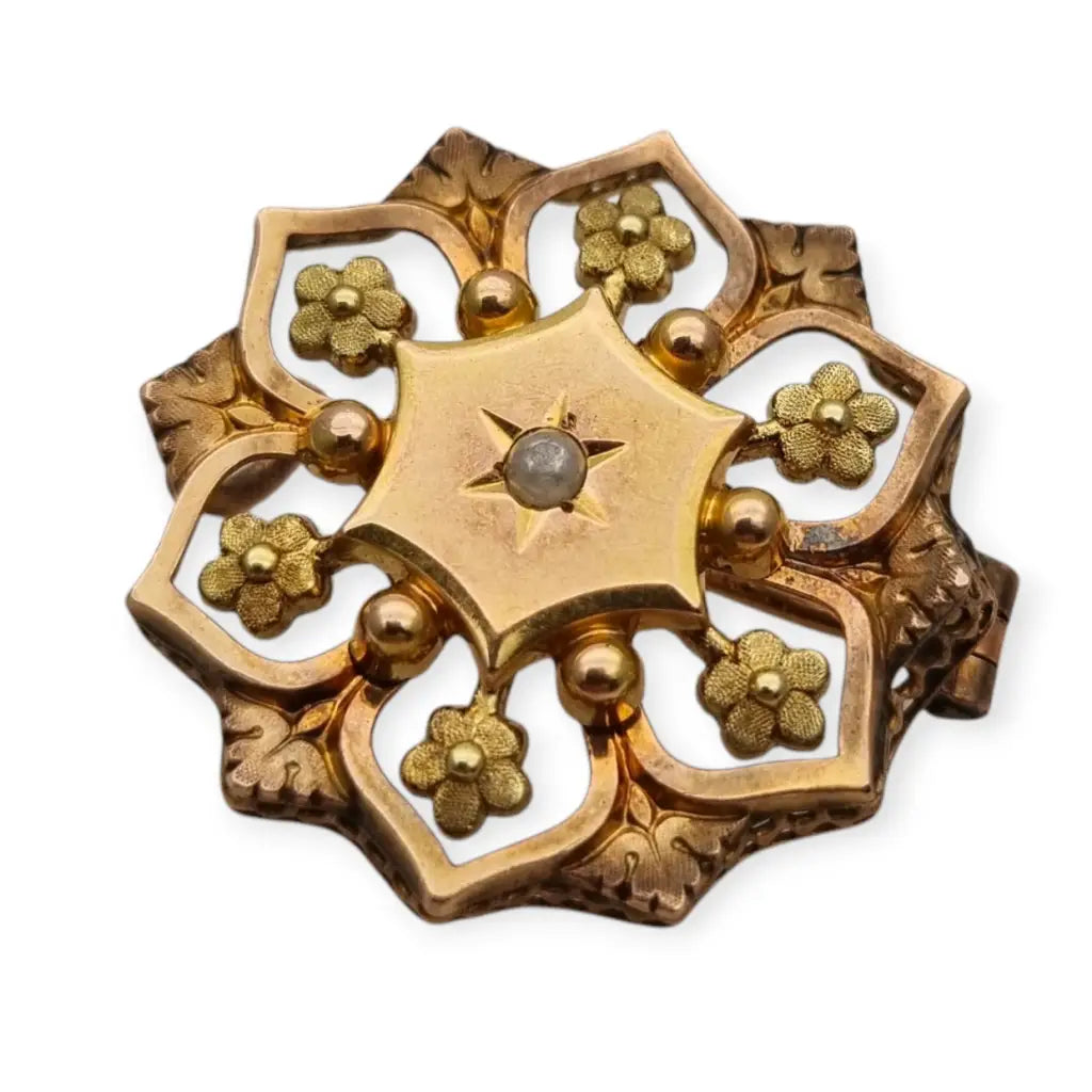 Broche francés vintage de oro FIX con diseño floral calado y una perla central