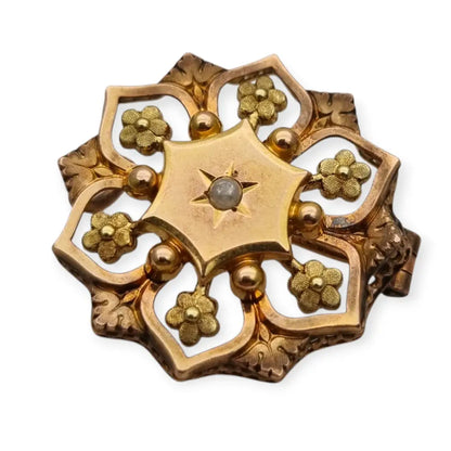 Broche francés vintage de oro FIX con diseño floral calado y una perla central