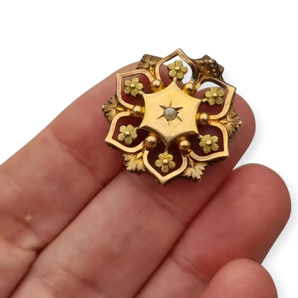 Broche francés vintage de oro FIX con diseño floral calado y una perla central