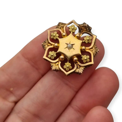 Broche francés vintage de oro FIX con diseño floral calado y una perla central
