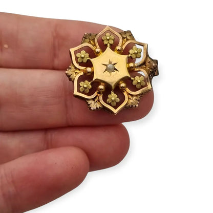 Broche francés vintage de oro FIX con diseño floral calado y una perla central