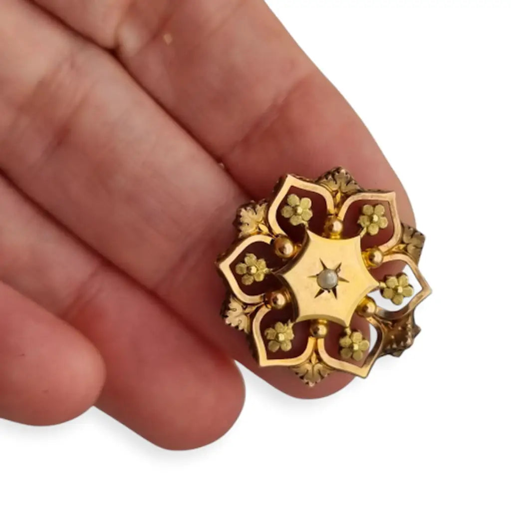 Broche francés vintage de oro FIX con diseño floral calado y una perla central
