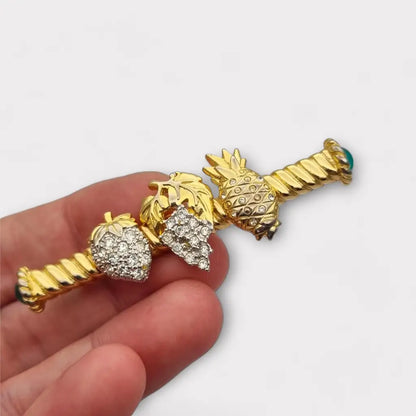 Broche de fruta con diamantes imitación dorados pinchos verdes