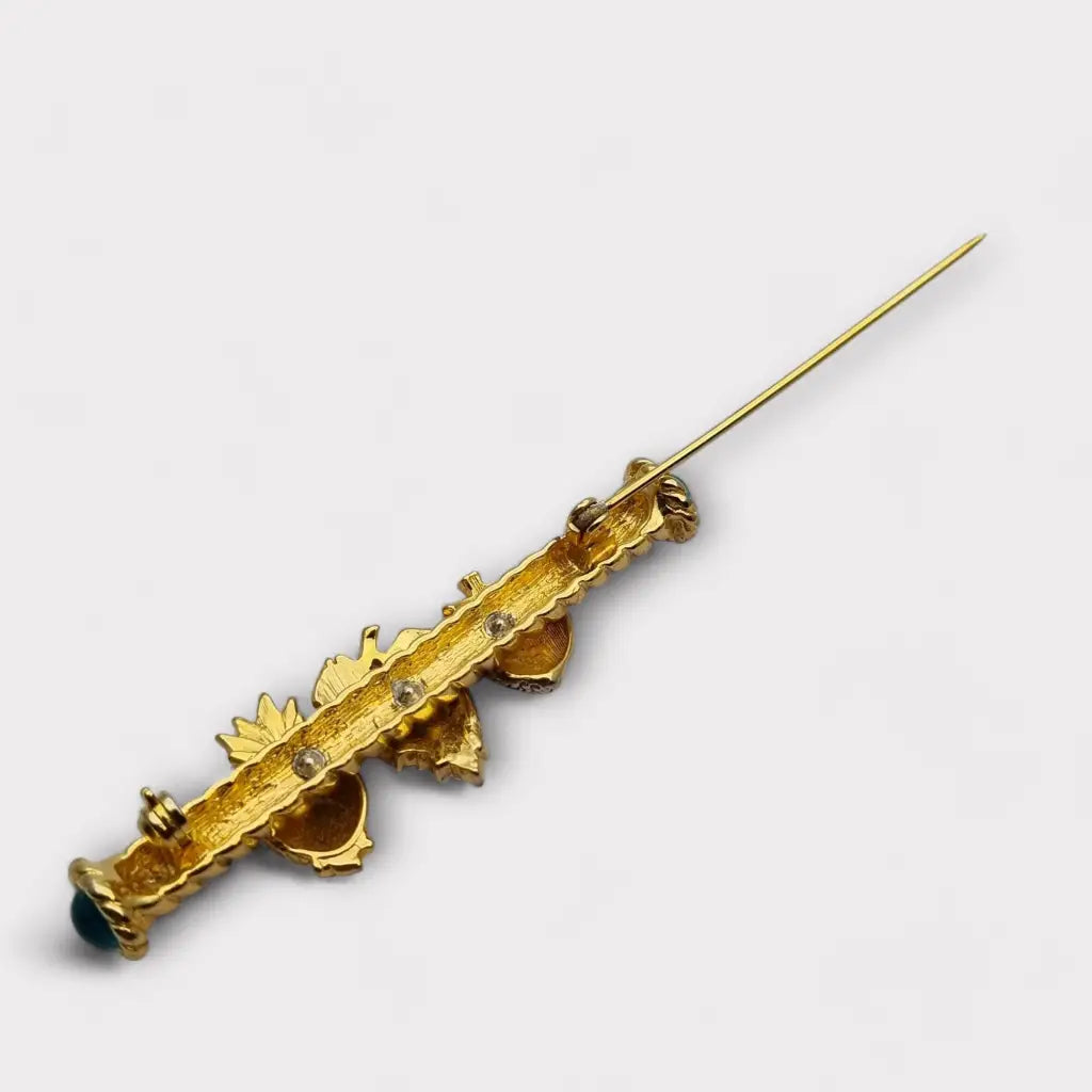 Broche de fruta con diamantes imitación dorados pinchos verdes