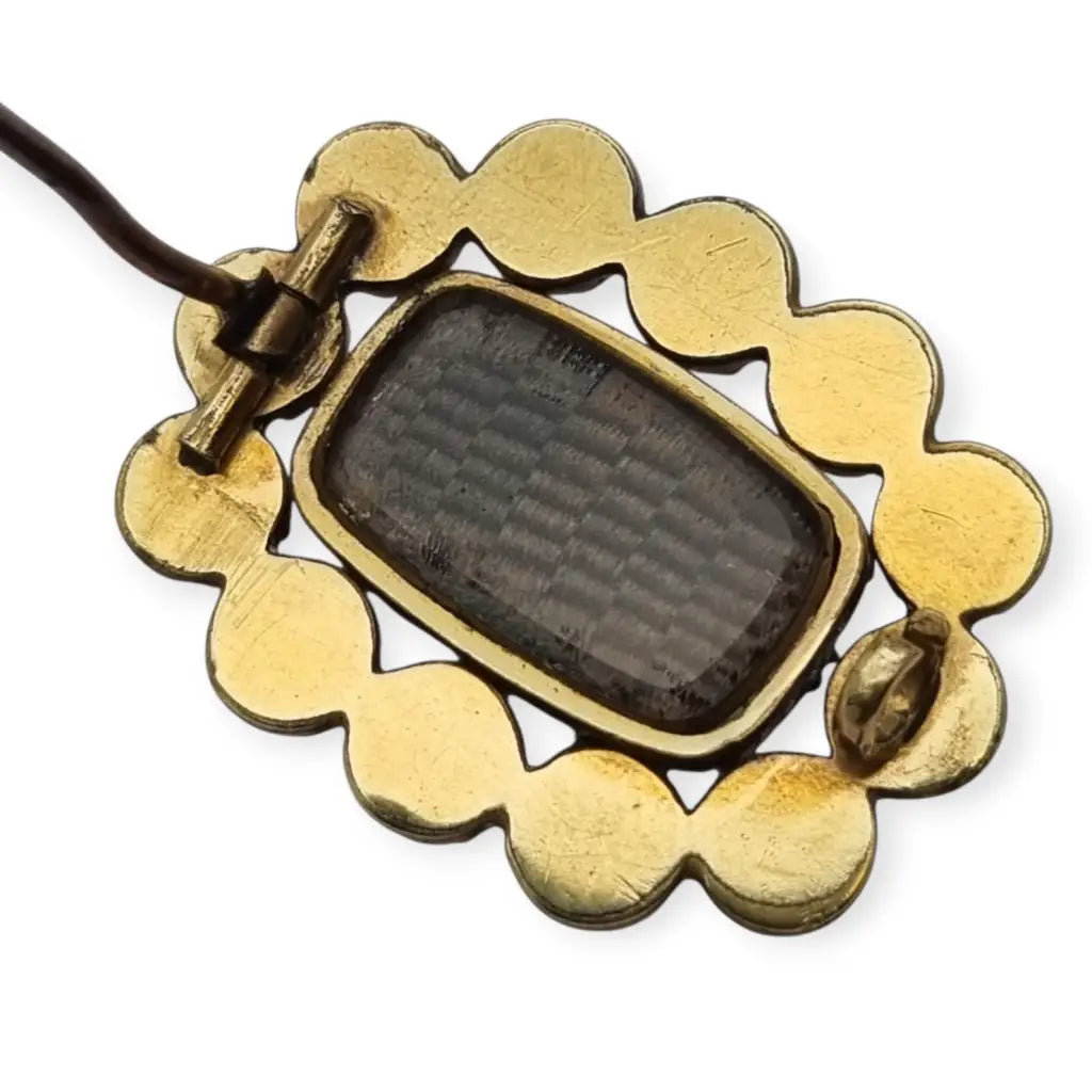 Broche georgiano de finales del siglo XIX con coral rojo tallado y pelo