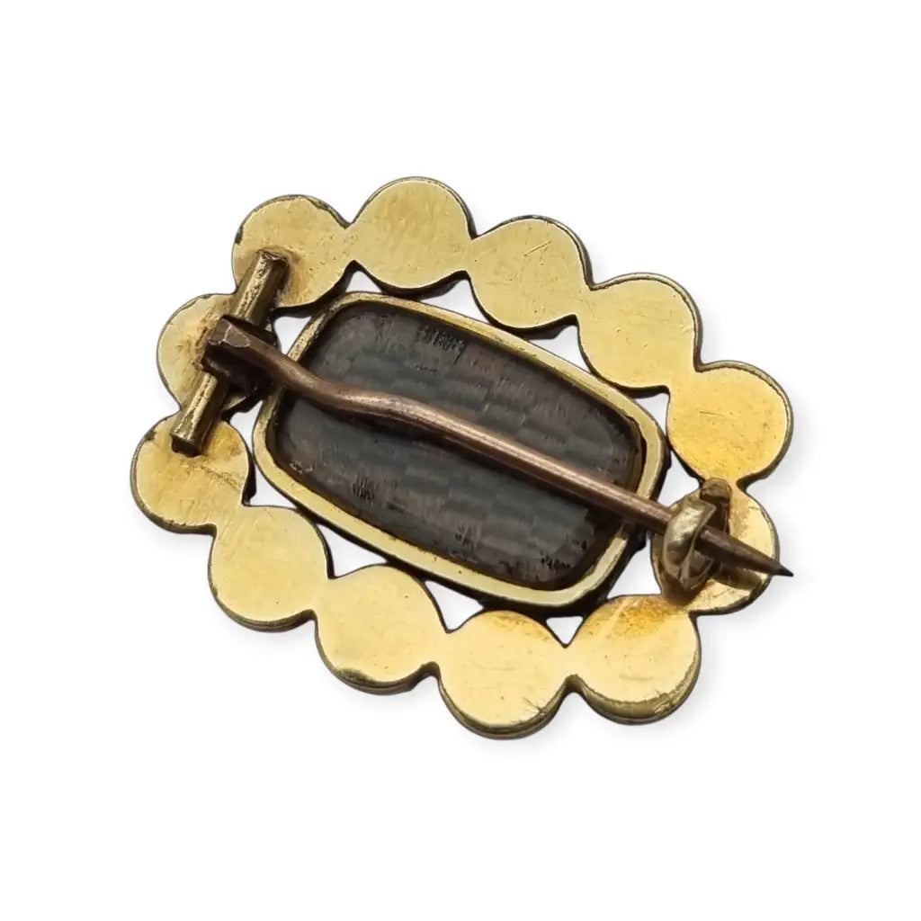 Broche georgiano de finales del siglo XIX con coral rojo tallado y pelo