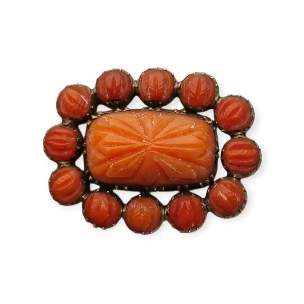 Broche georgiano de finales del siglo XIX con coral rojo tallado y pelo