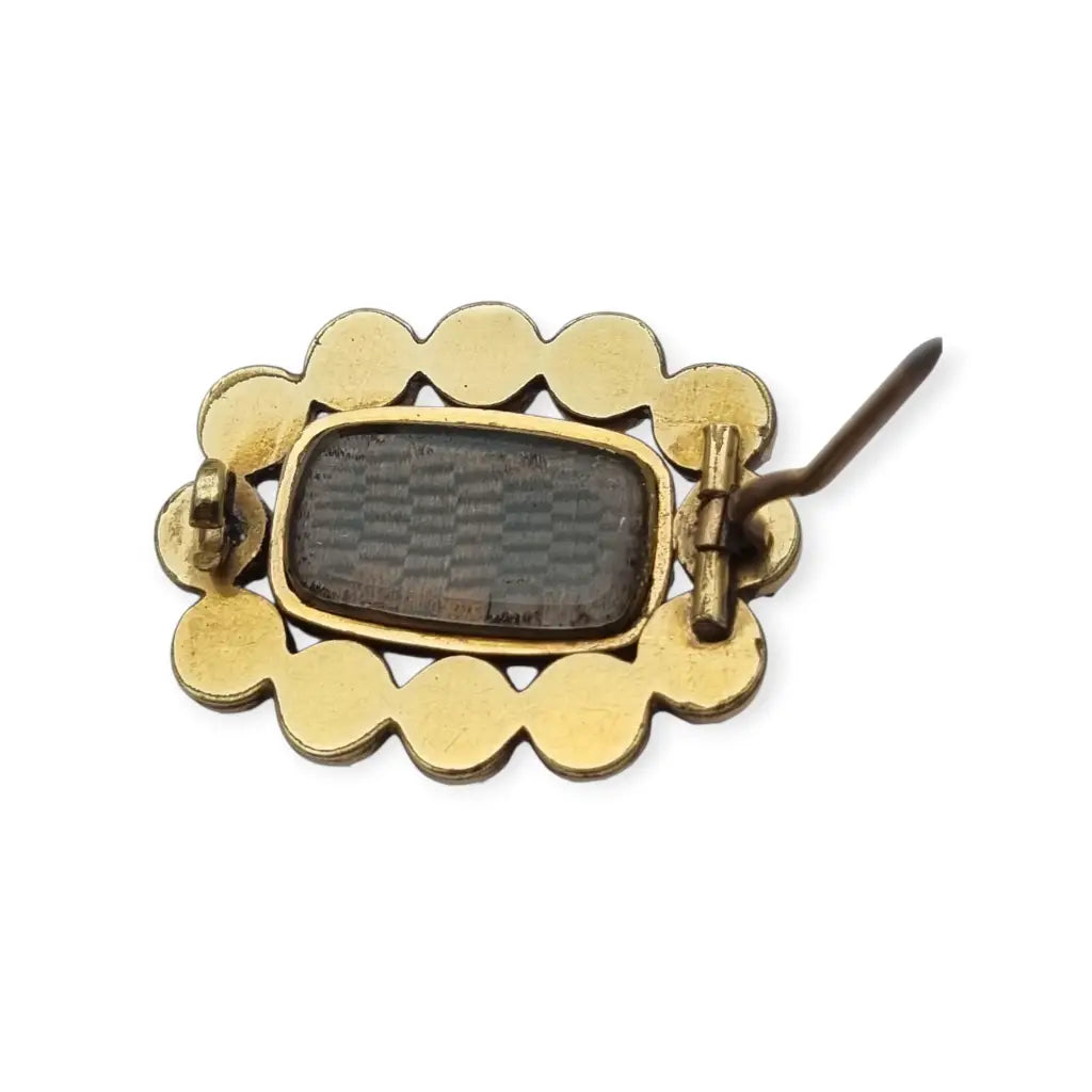 Broche georgiano de finales del siglo XIX con coral rojo tallado y pelo