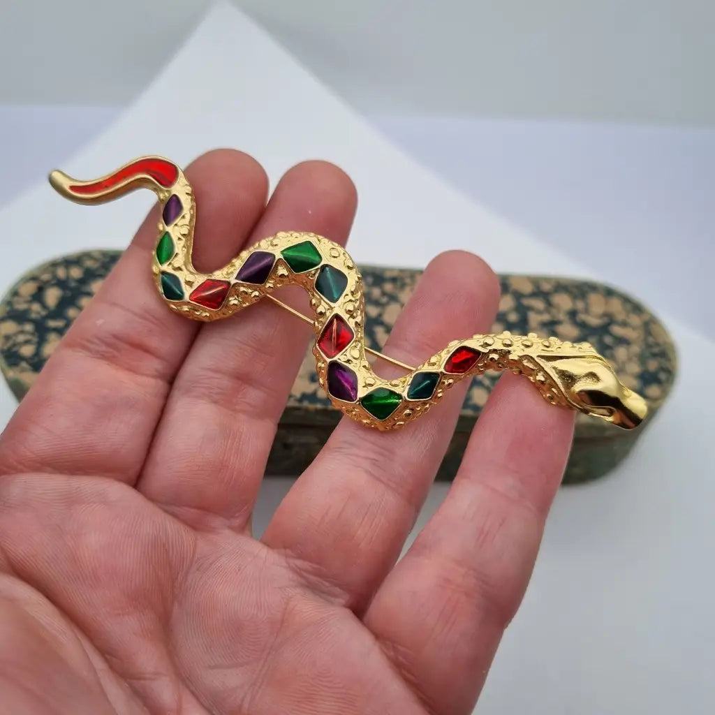 Broche grande de serpiente dorada con pedrería colores para mujer. Un regalo