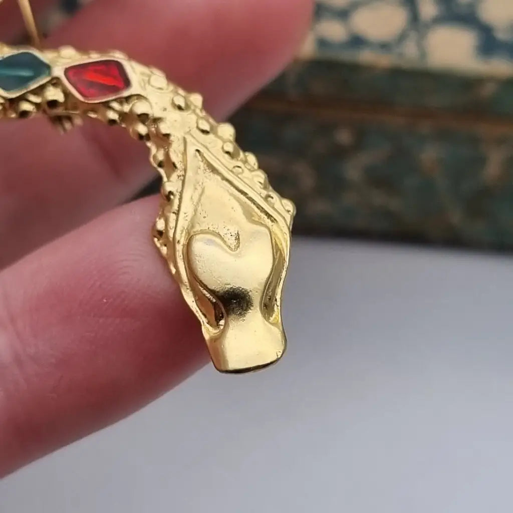 Broche grande de serpiente dorada con pedrería colores para mujer. Un regalo
