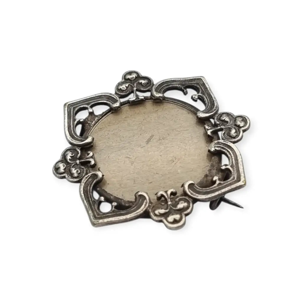 Broche guardapelo porta retrato en metal calado Art Nouveau con motivos