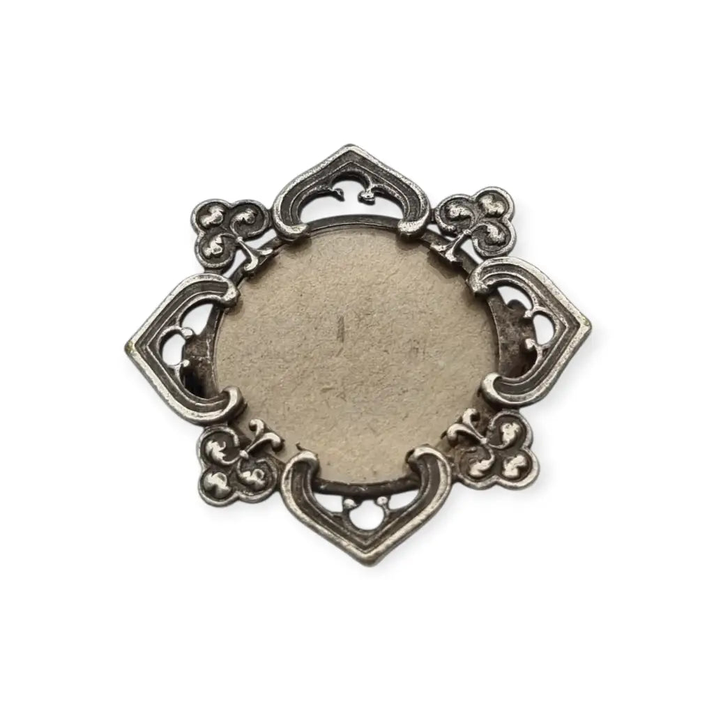 Broche guardapelo porta retrato en metal calado Art Nouveau con motivos