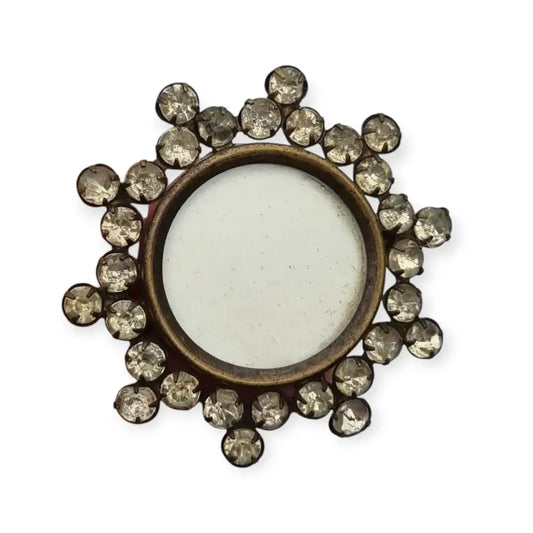 Broche guardapelo victoriano redondo vintage con pedrería blanca 1910.