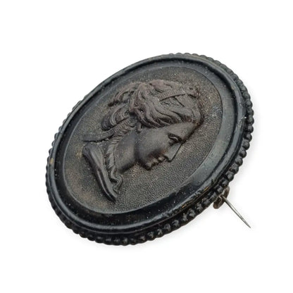 Broche de luto victoriano camafeo en ebonita y marco Ovalado negro 1900.