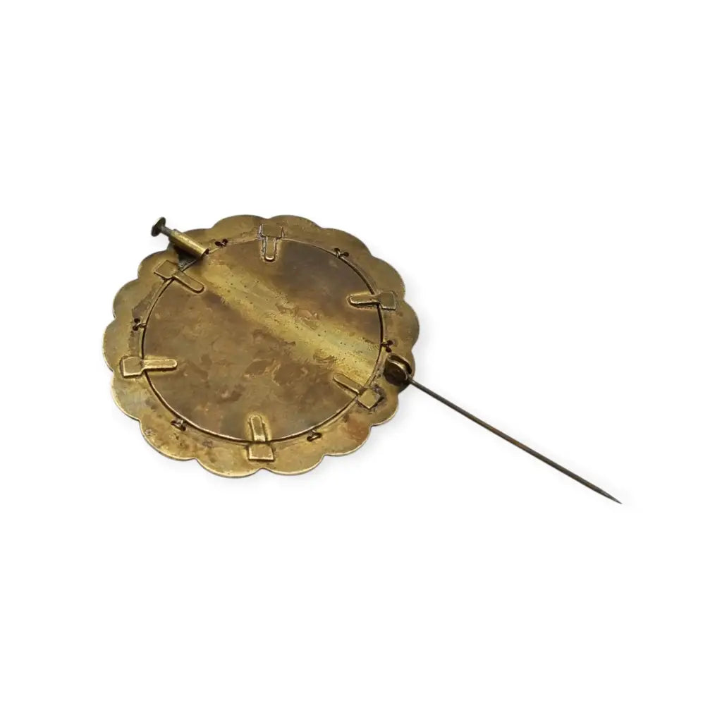 Broche ovalado de bronce y perla con una miniatura la Virgen el Niño