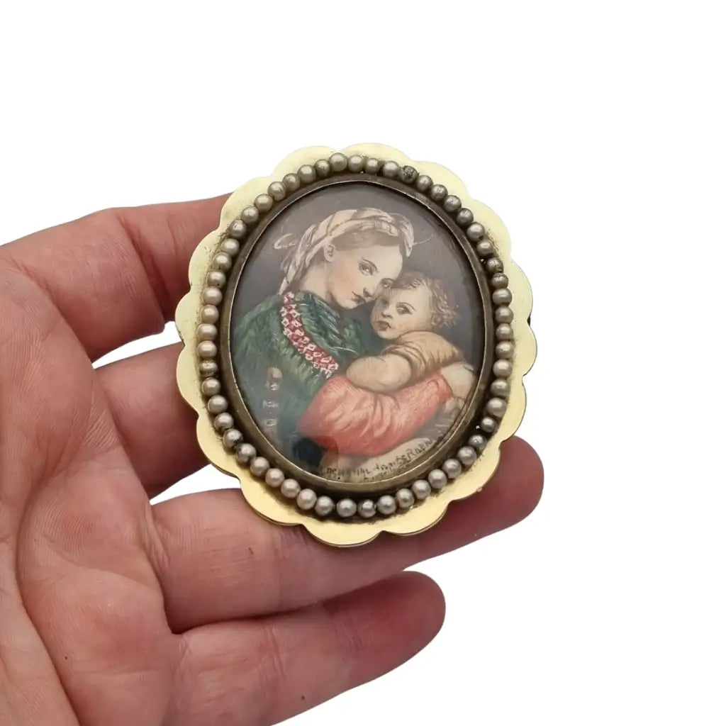 Broche ovalado de bronce y perla con una miniatura la Virgen el Niño