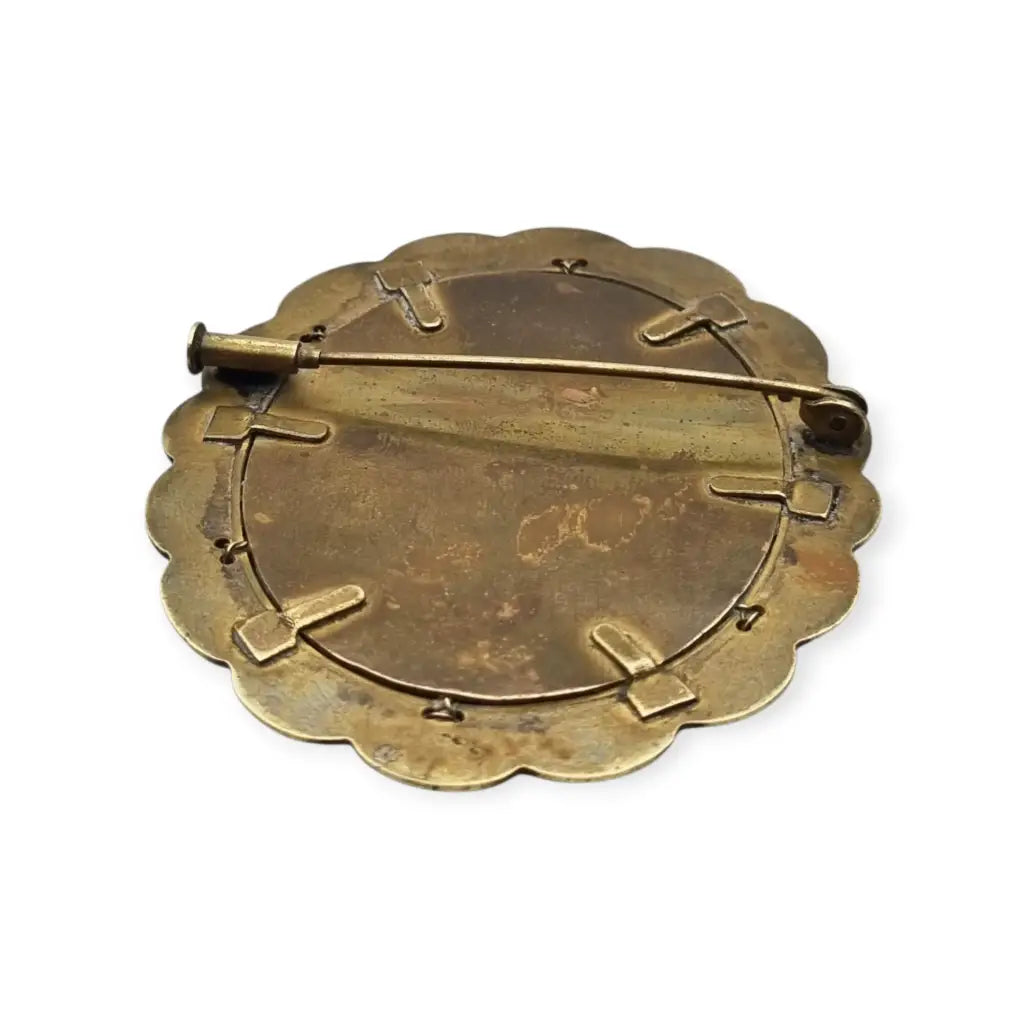 Broche ovalado de bronce y perla con una miniatura la Virgen el Niño