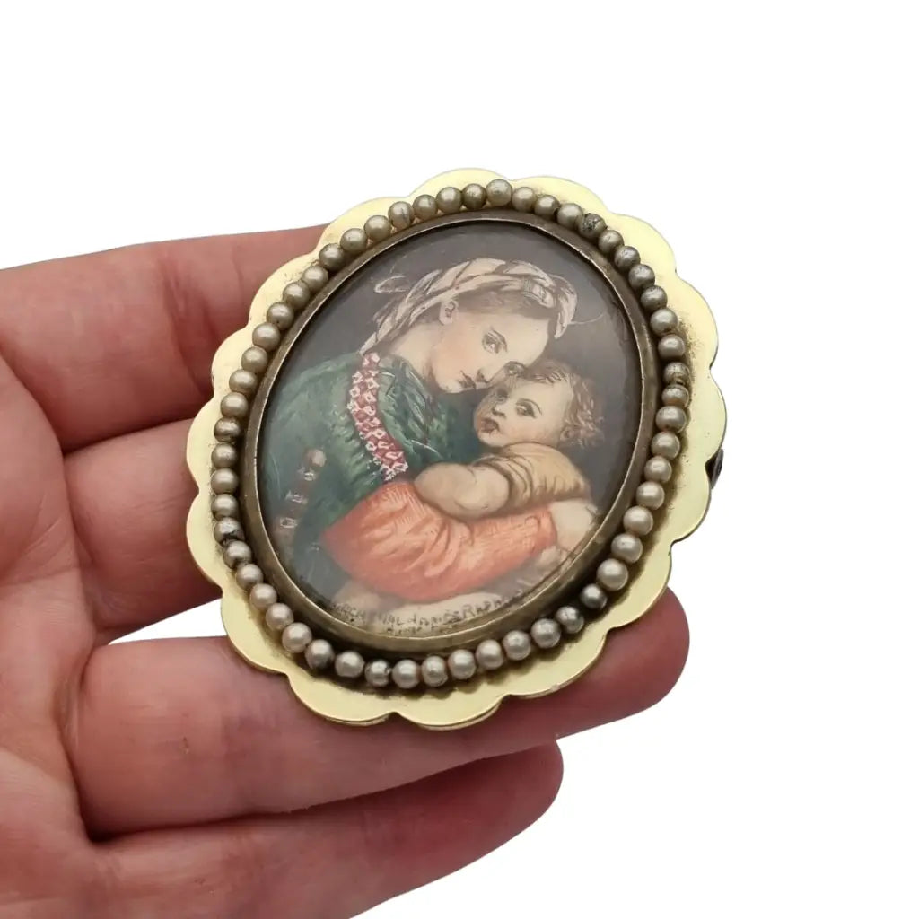 Broche ovalado de bronce y perla con una miniatura la Virgen el Niño