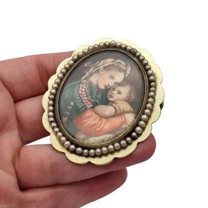 Broche ovalado de bronce y perla con una miniatura la Virgen el Niño