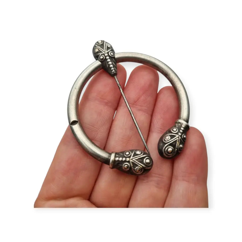 Broche penannular antiguo decorado de estilo celta medieval circa 1940.