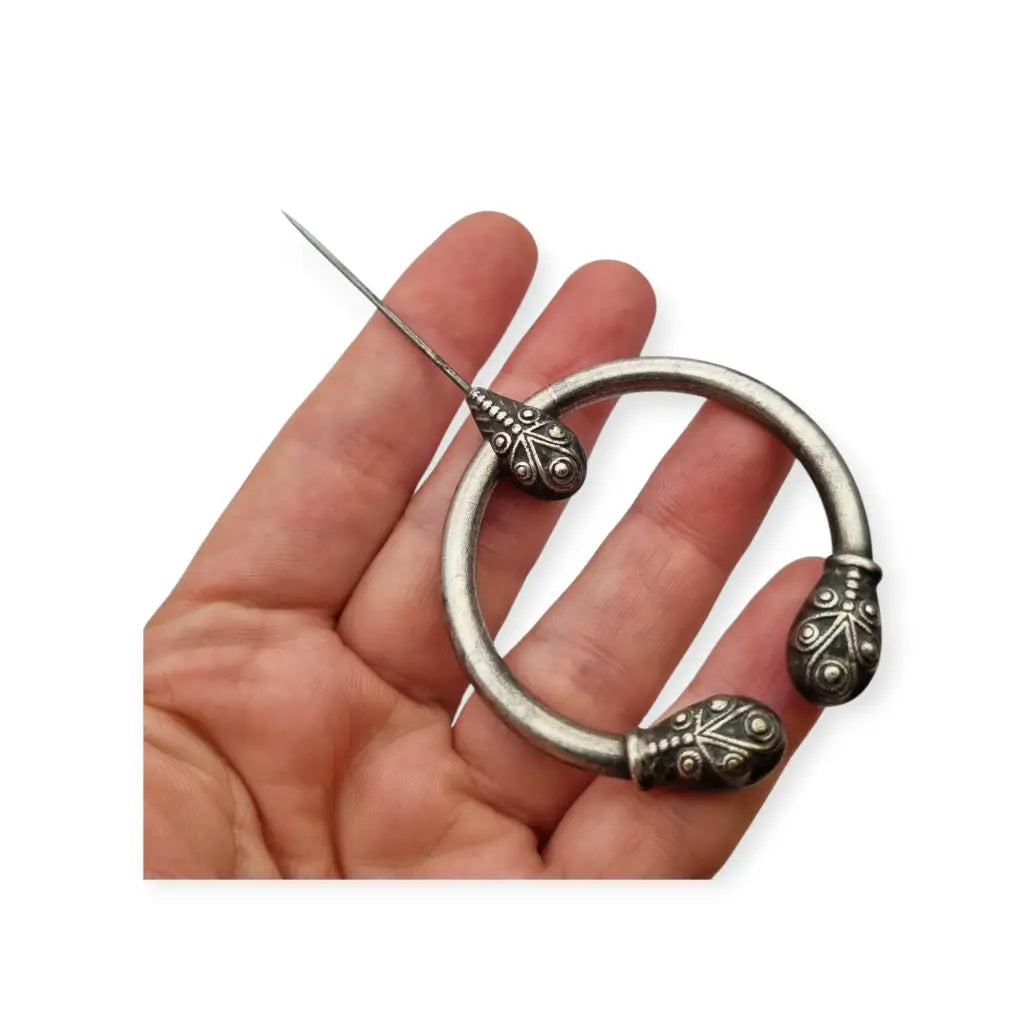 Broche penannular antiguo decorado de estilo celta medieval circa 1940.