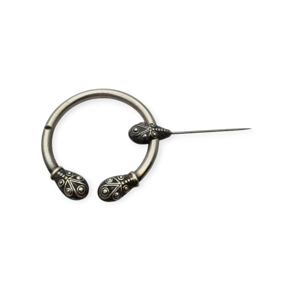 Broche penannular antiguo decorado de estilo celta medieval circa 1940.