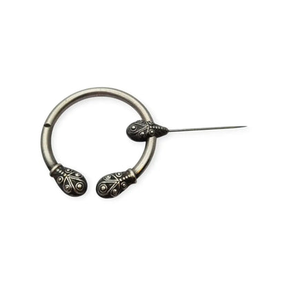Broche penannular antiguo decorado de estilo celta medieval circa 1940.