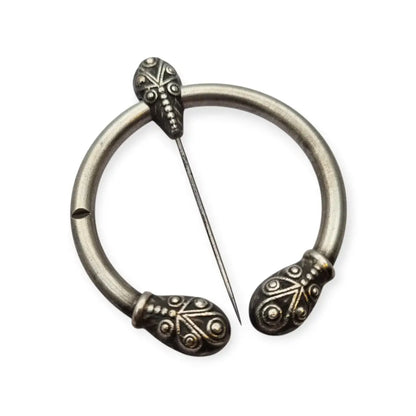 Broche penannular antiguo decorado de estilo celta medieval circa 1940.
