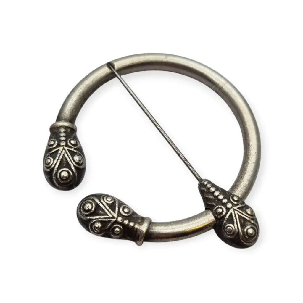 Broche penannular antiguo decorado de estilo celta medieval circa 1940.