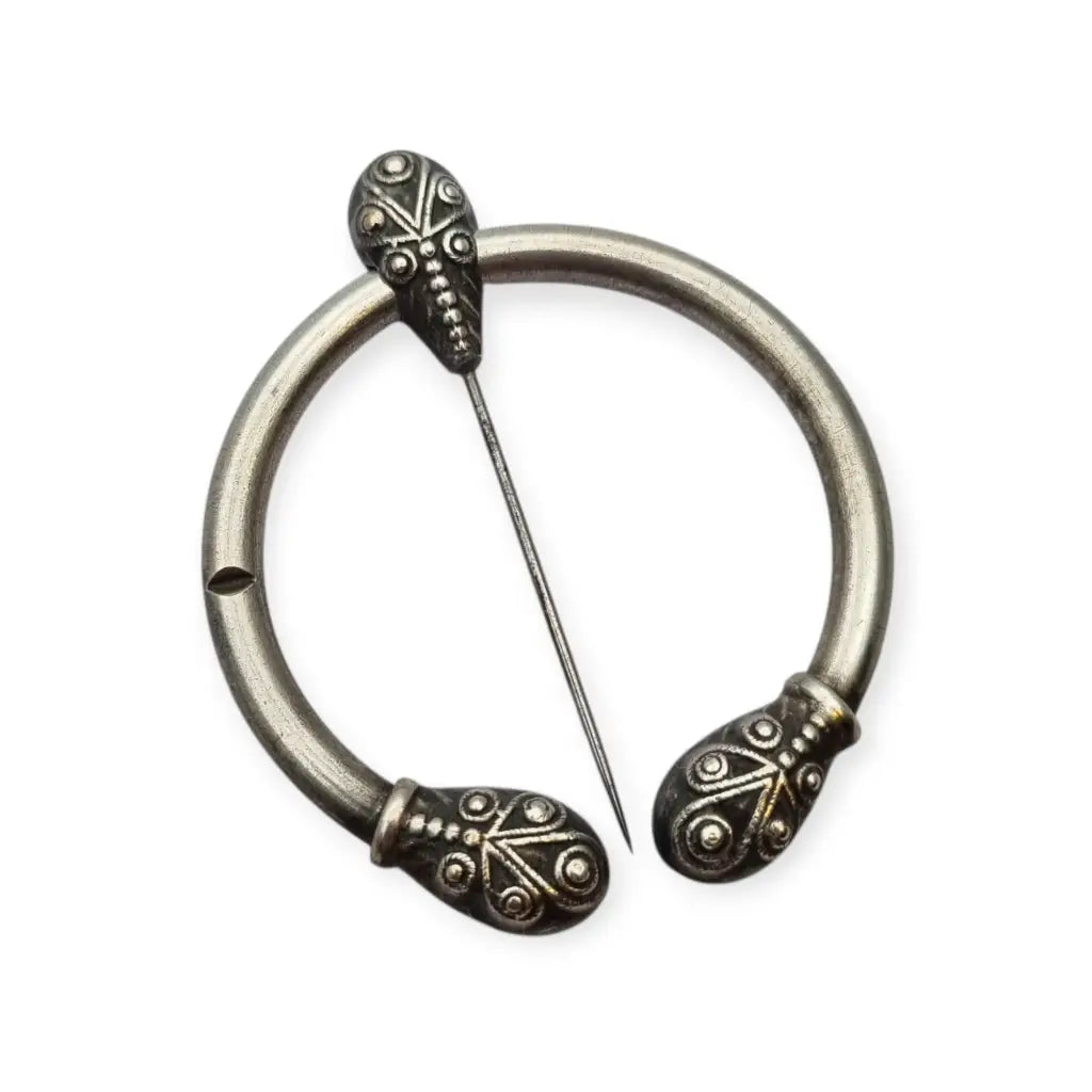 Broche penannular antiguo decorado de estilo celta medieval circa 1940.