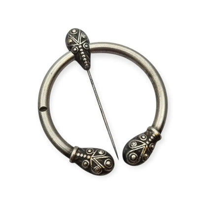 Broche penannular antiguo decorado de estilo celta medieval circa 1940.