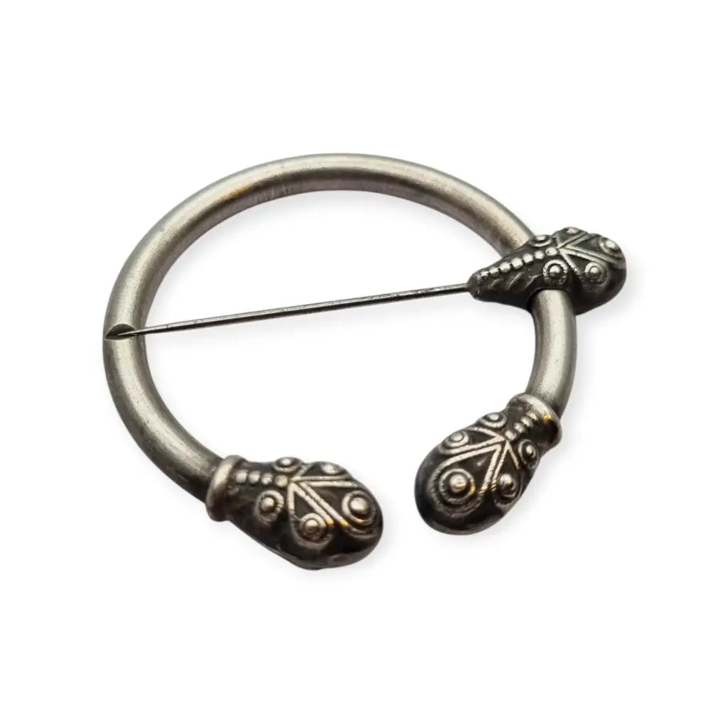 Broche penannular antiguo decorado de estilo celta medieval circa 1940.