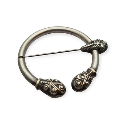 Broche penannular antiguo decorado de estilo celta medieval circa 1940.