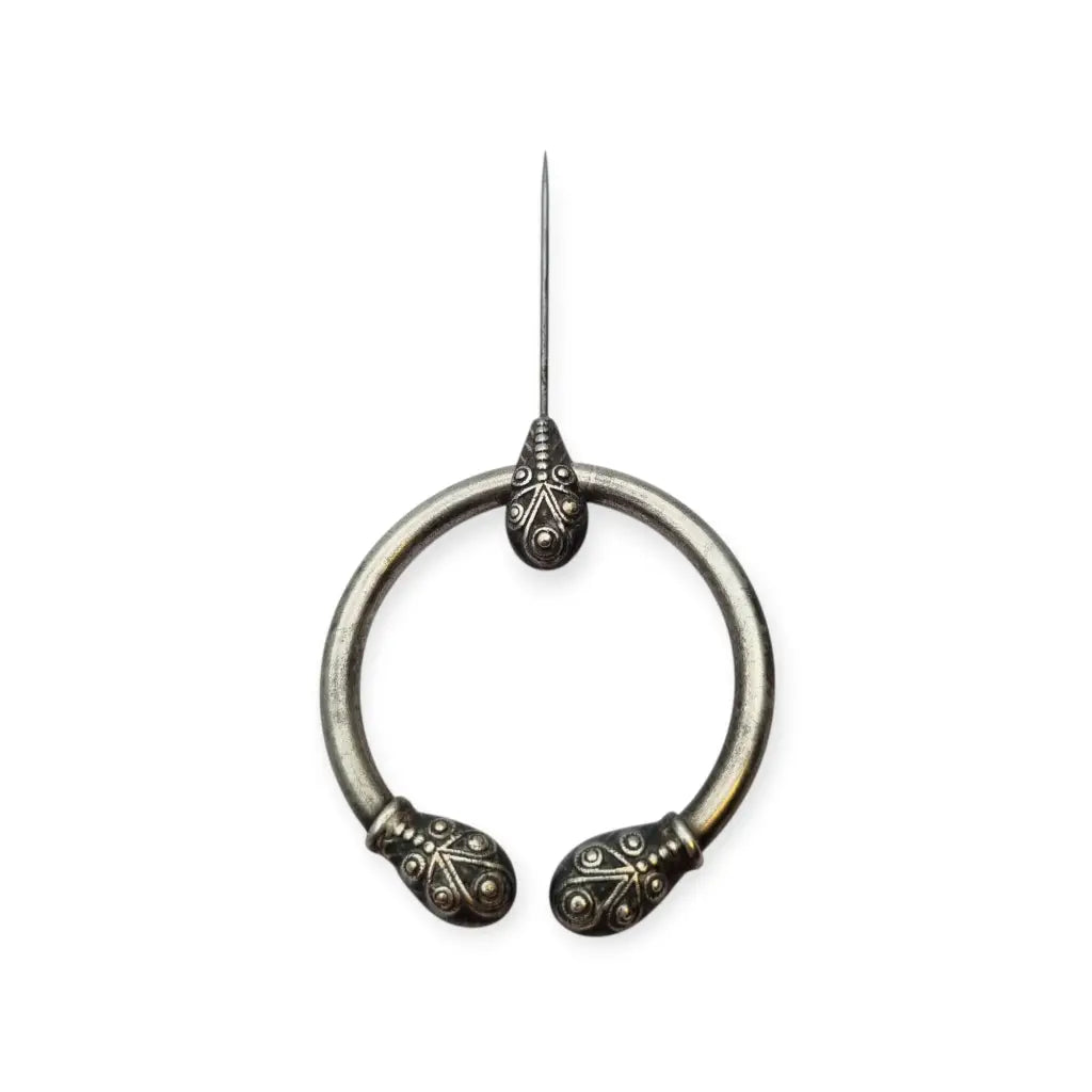 Broche penannular antiguo decorado de estilo celta medieval circa 1940.