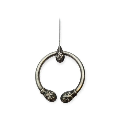 Broche penannular antiguo decorado de estilo celta medieval circa 1940.
