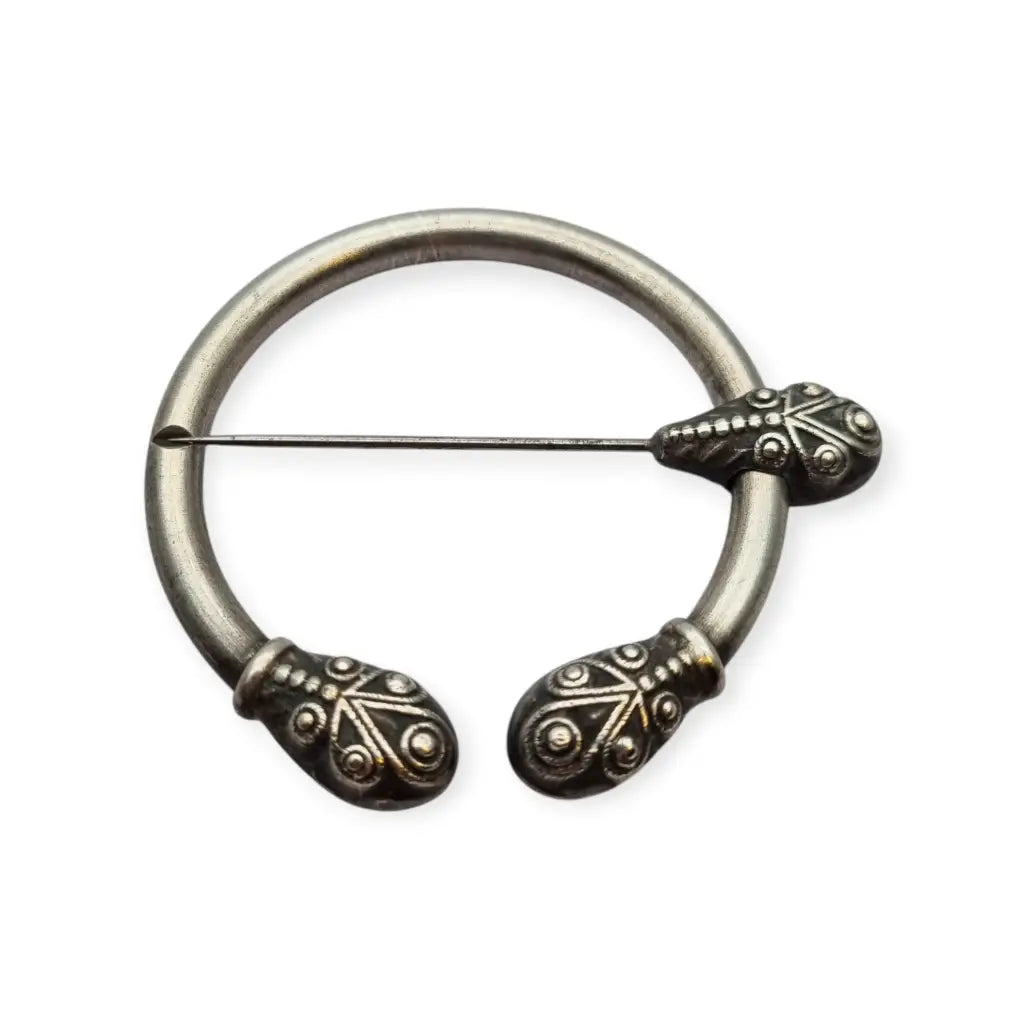 Broche penannular antiguo decorado de estilo celta medieval circa 1940.