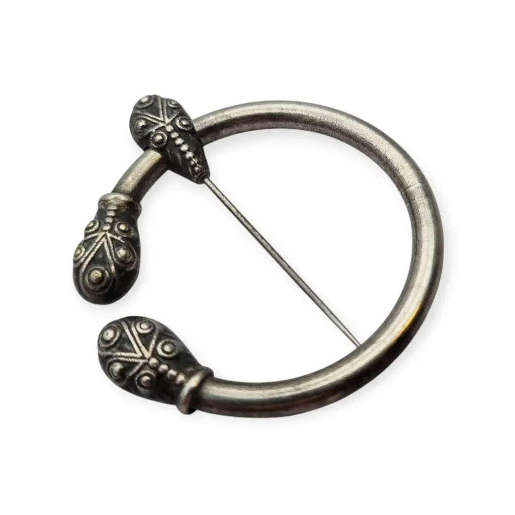 Broche penannular antiguo decorado de estilo celta medieval circa 1940.