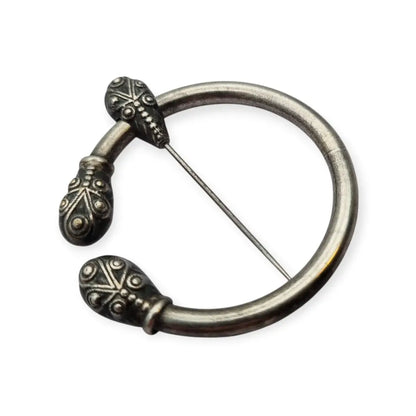 Broche penannular antiguo decorado de estilo celta medieval circa 1940.