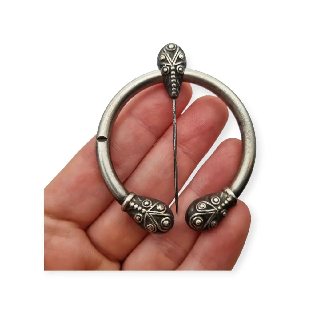 Broche penannular antiguo decorado de estilo celta medieval circa 1940.