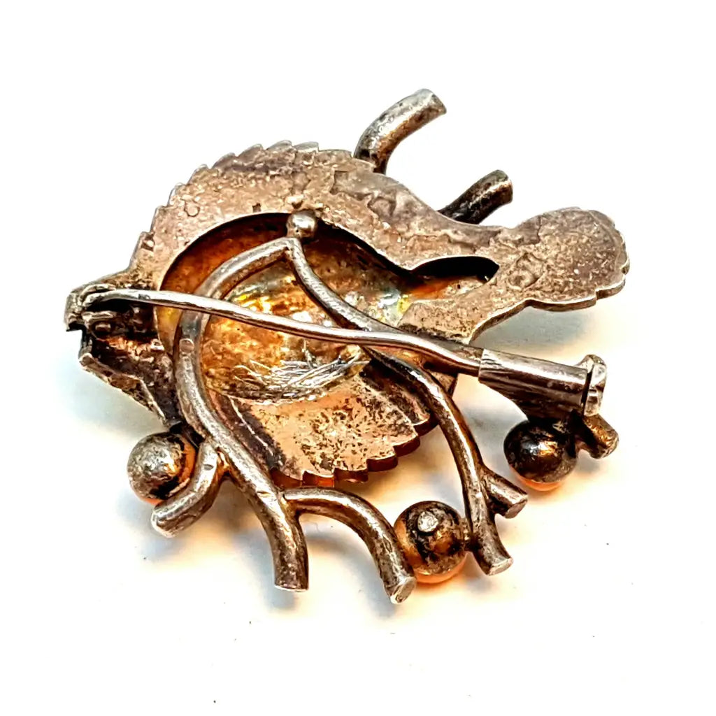 Broche de piel ángel coral y pez plata. Art Nouveau. Circa 1920.