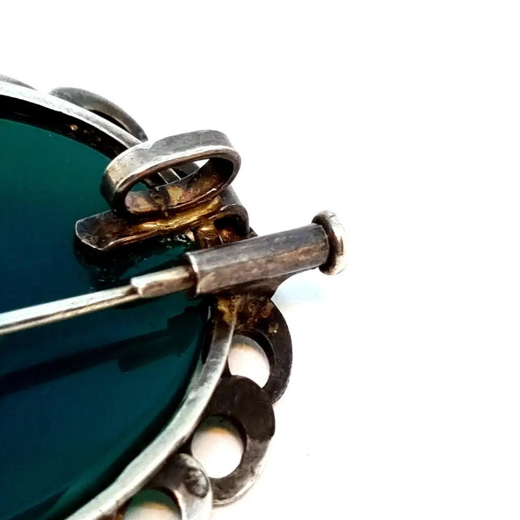 Broche de plata y crisoprasa. Circa 1960. Joyería antigua vintage.