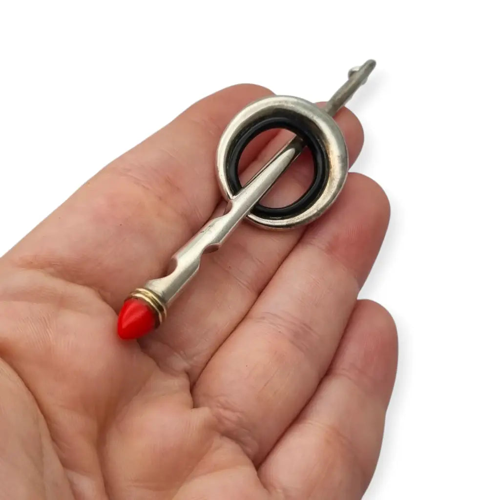 Broche de plata Puig Doria Barcelona alfiler capa con detalles en negro