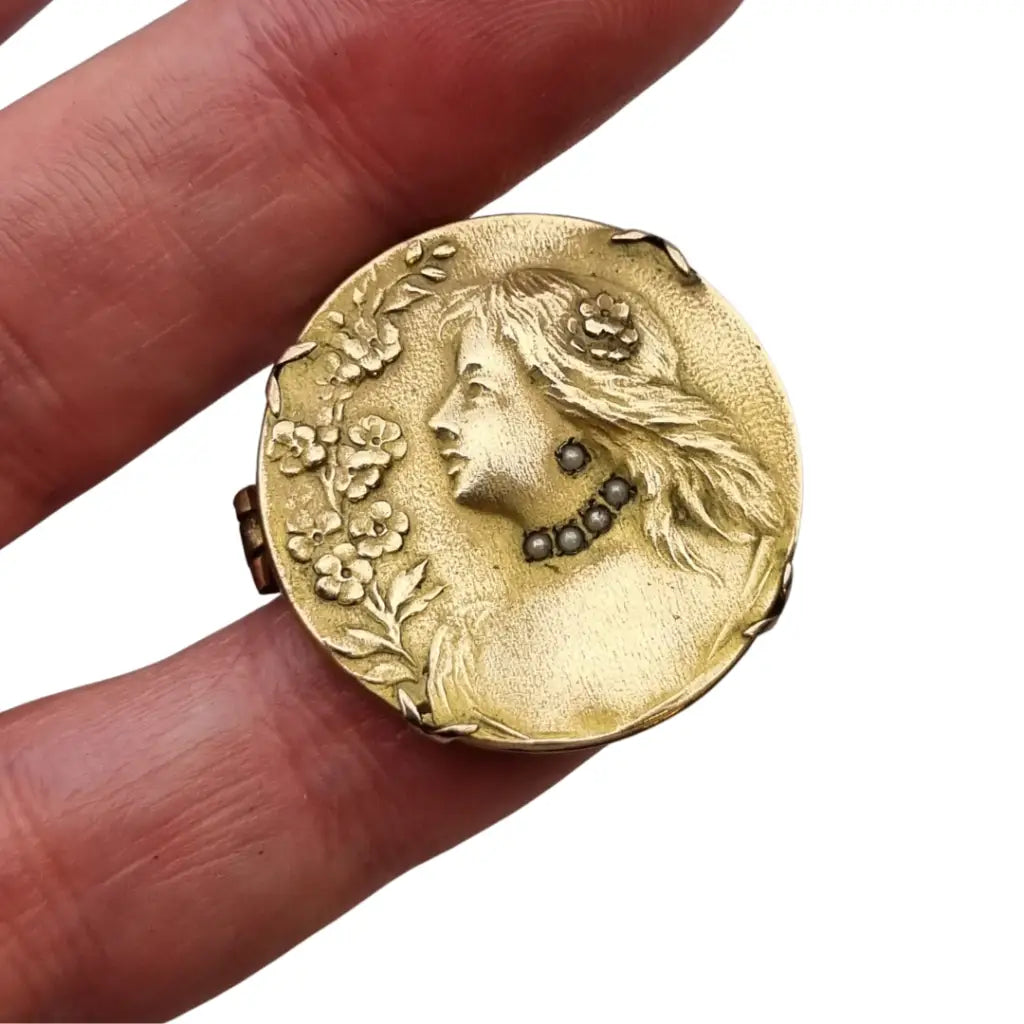 Broche redondo dorado art nouveau con perfil femenino y perlas joyas antiguas