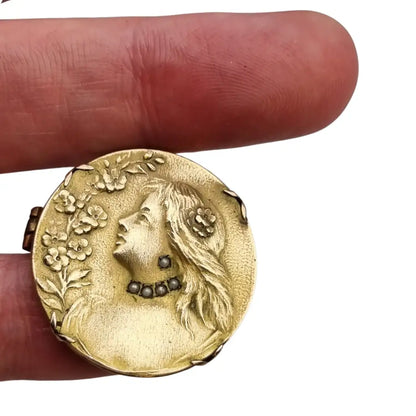 Broche redondo dorado art nouveau con perfil femenino y perlas joyas antiguas