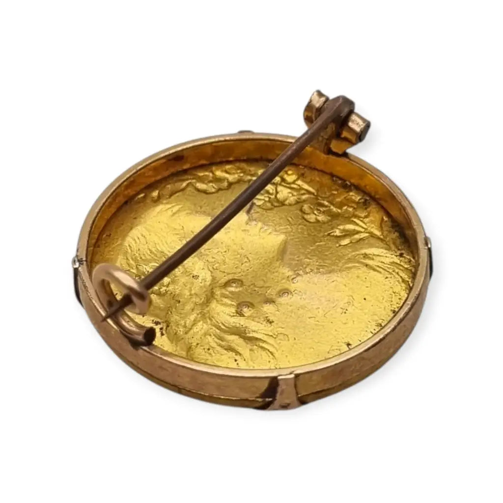 Broche redondo dorado art nouveau con perfil femenino y perlas joyas antiguas