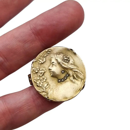 Broche redondo dorado art nouveau con perfil femenino y perlas joyas antiguas