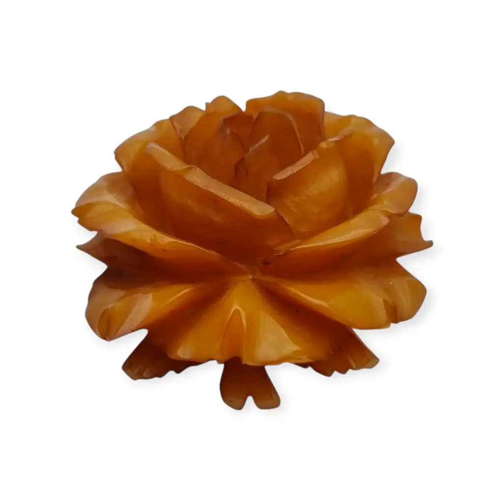 Broche redondo vintage de rosa tallado en baquelita ámbar circa 1930.