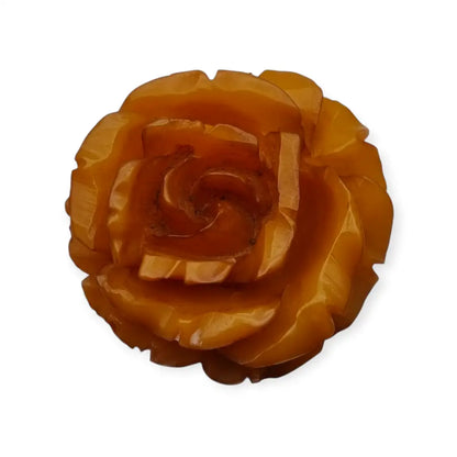 Broche redondo vintage de rosa tallado en baquelita ámbar circa 1930.